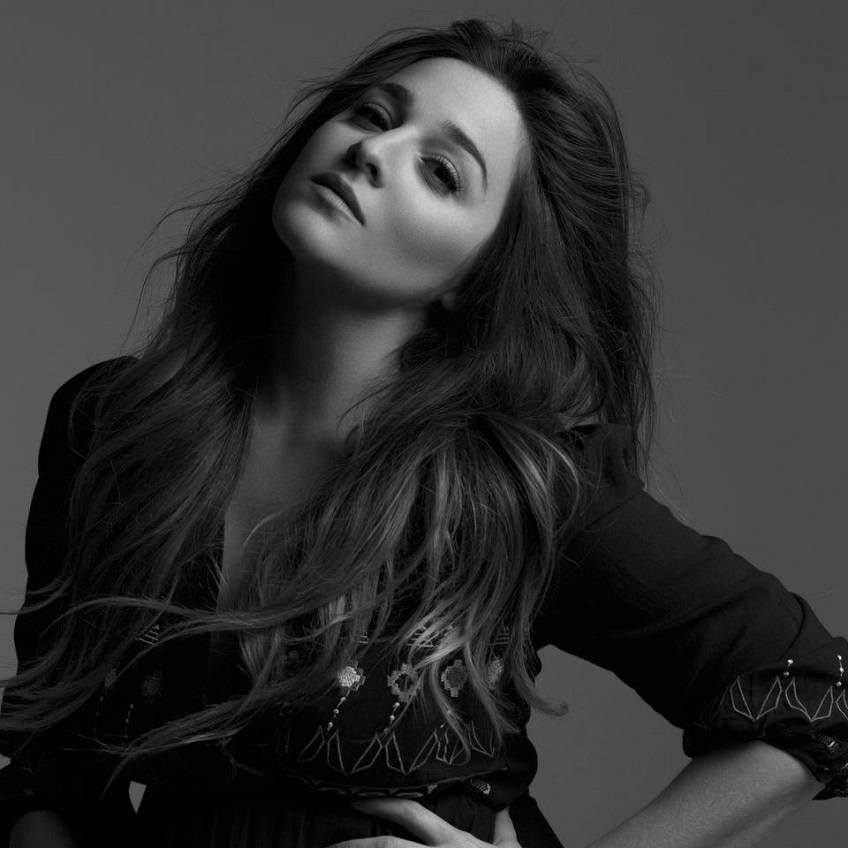 Alisan Porter Gets Sober and Joins “The Voice”